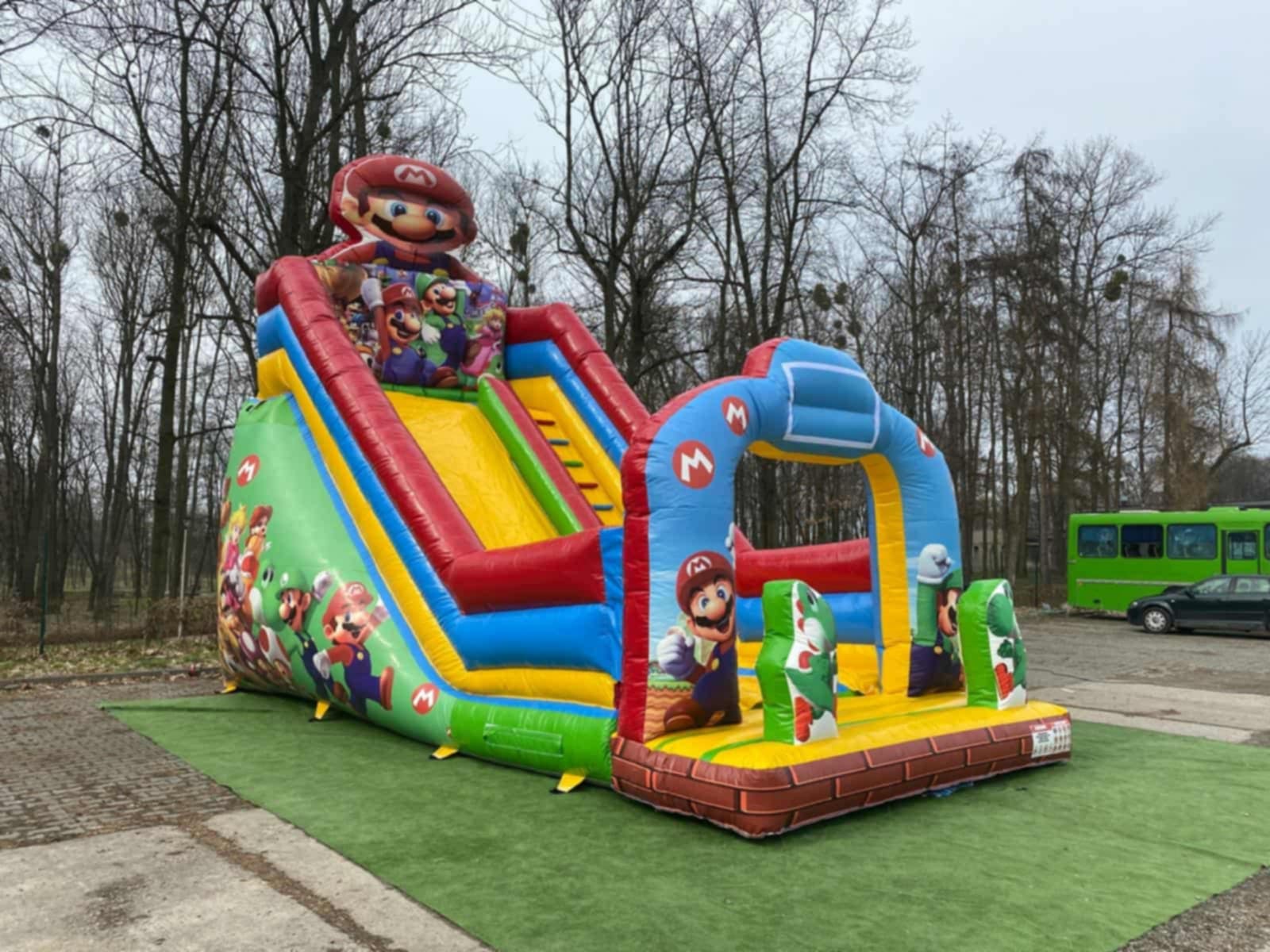 Stanowisko z fast foodem podczas imprezy masowej