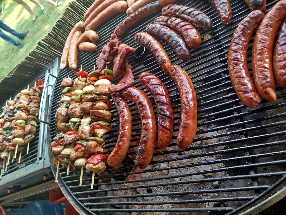 Punkt gastronomiczny z dania z grilla na wydarzeniu w Małopolsce