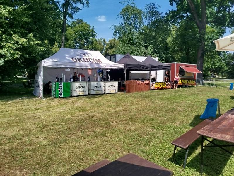 Grill w trakcie przygotowywania dań na festynie