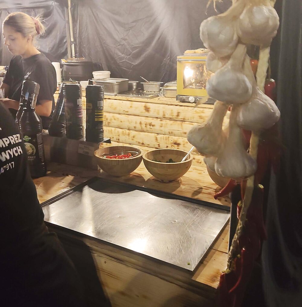 Zaplecze kuchenne pod namiotem podczas przygotowania dań na wydarzenie